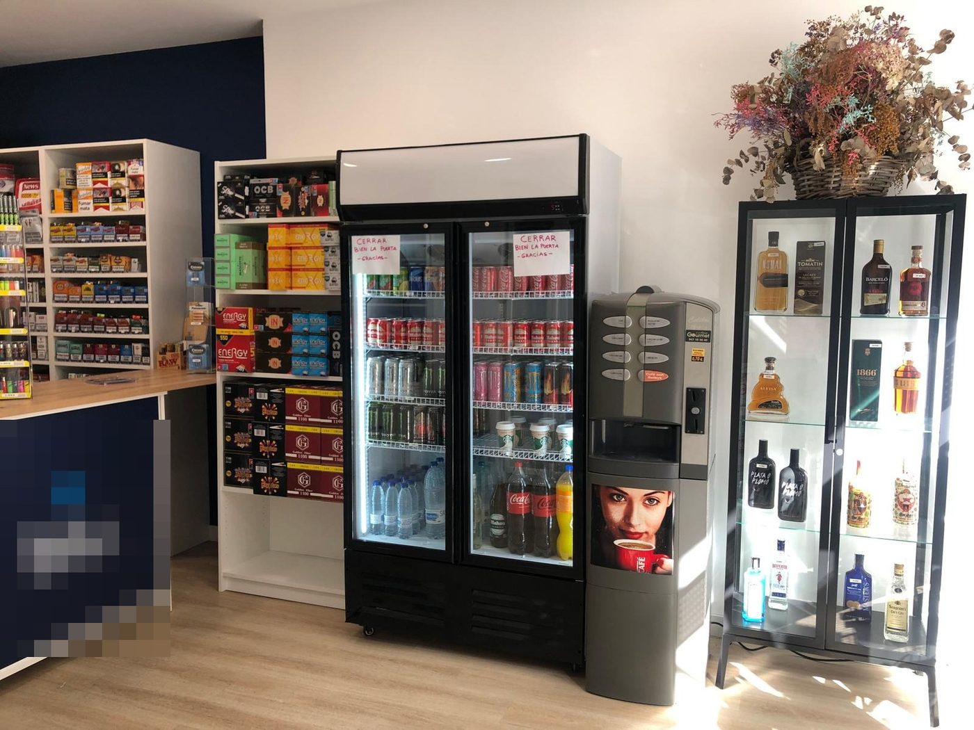 Expositor de bebidas y licores en el Estanco 41